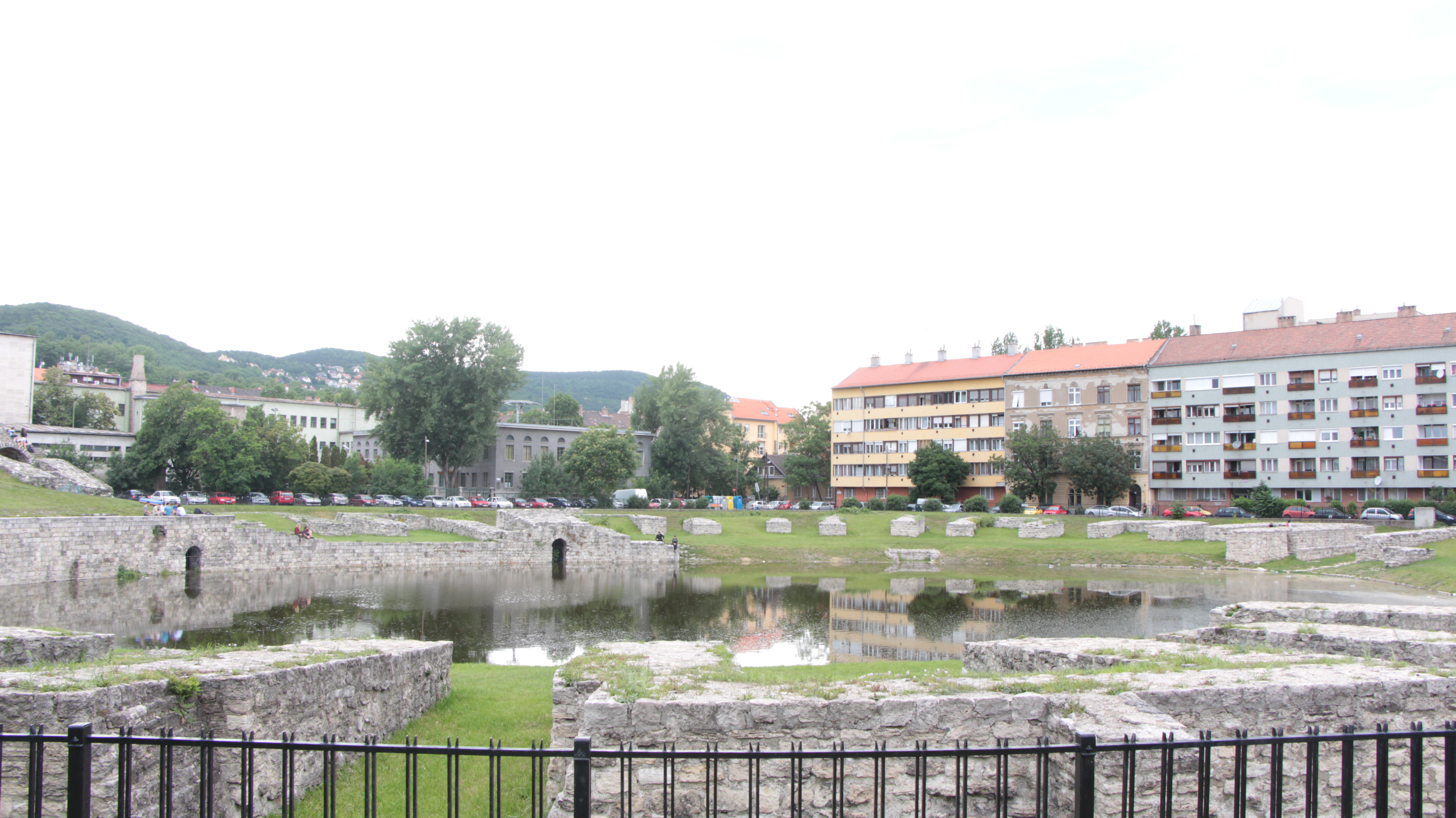 Gumicsónakáznak az óbudai amfiteátrumban képződött tavon