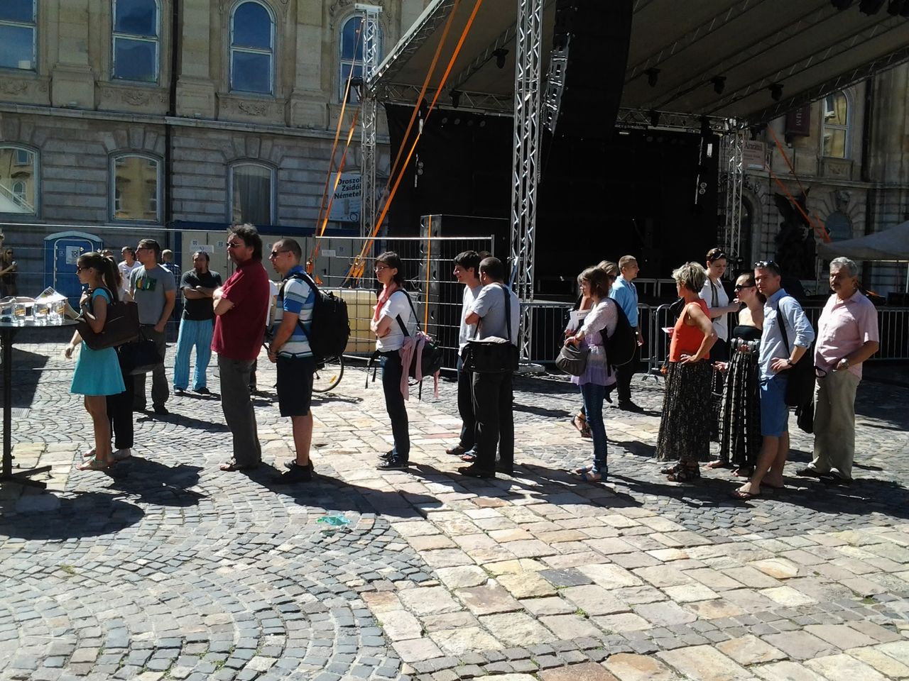 Illustration for article titled Ez a tömeg már a Budavári Sörfeszt? Nem, még csak a sajtóeseménye