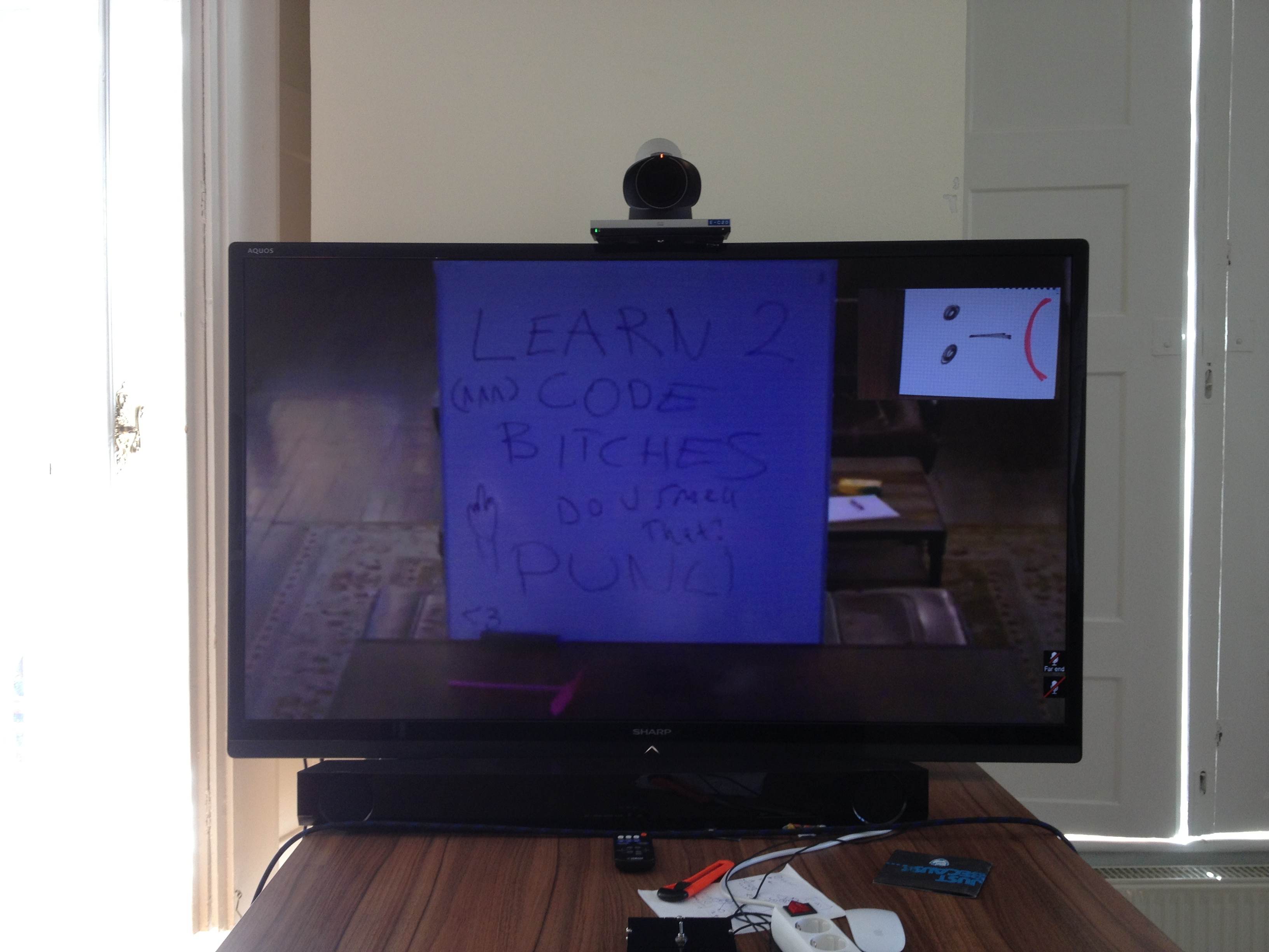 Űrtechnikát használ magyar rabszolgái rugdosásához a brit médiamogul