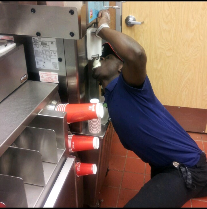 Illustration for article titled Leállnak a 9 emeletes, 3000 kalóriás hamburger árusításával