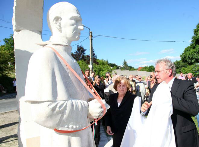 Pokorni patyomkinszobrot adott át
