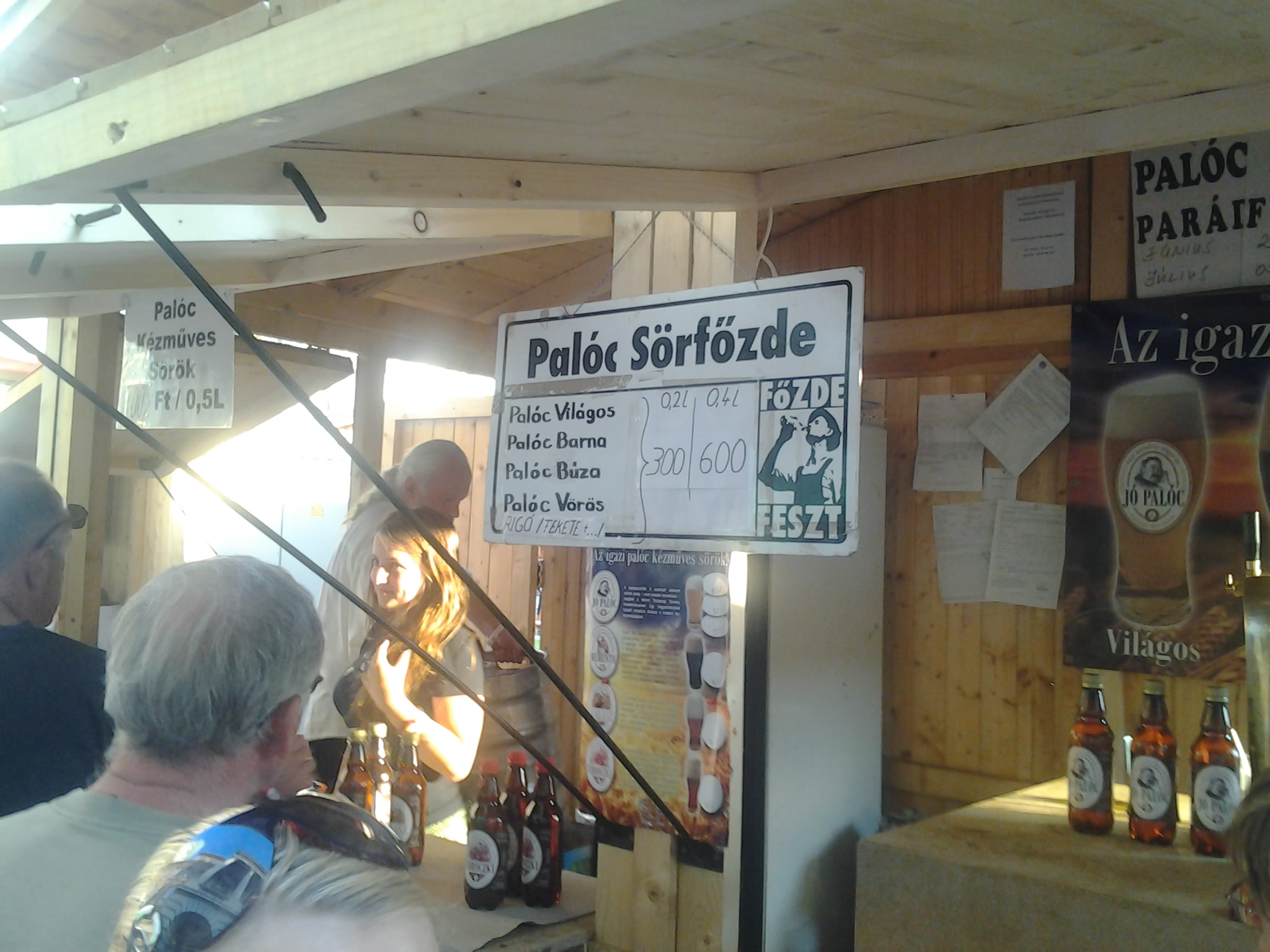 Illustration for article titled Budavári Sörfesztivál: ahol Charlie a Fekete Seregről playbackelt