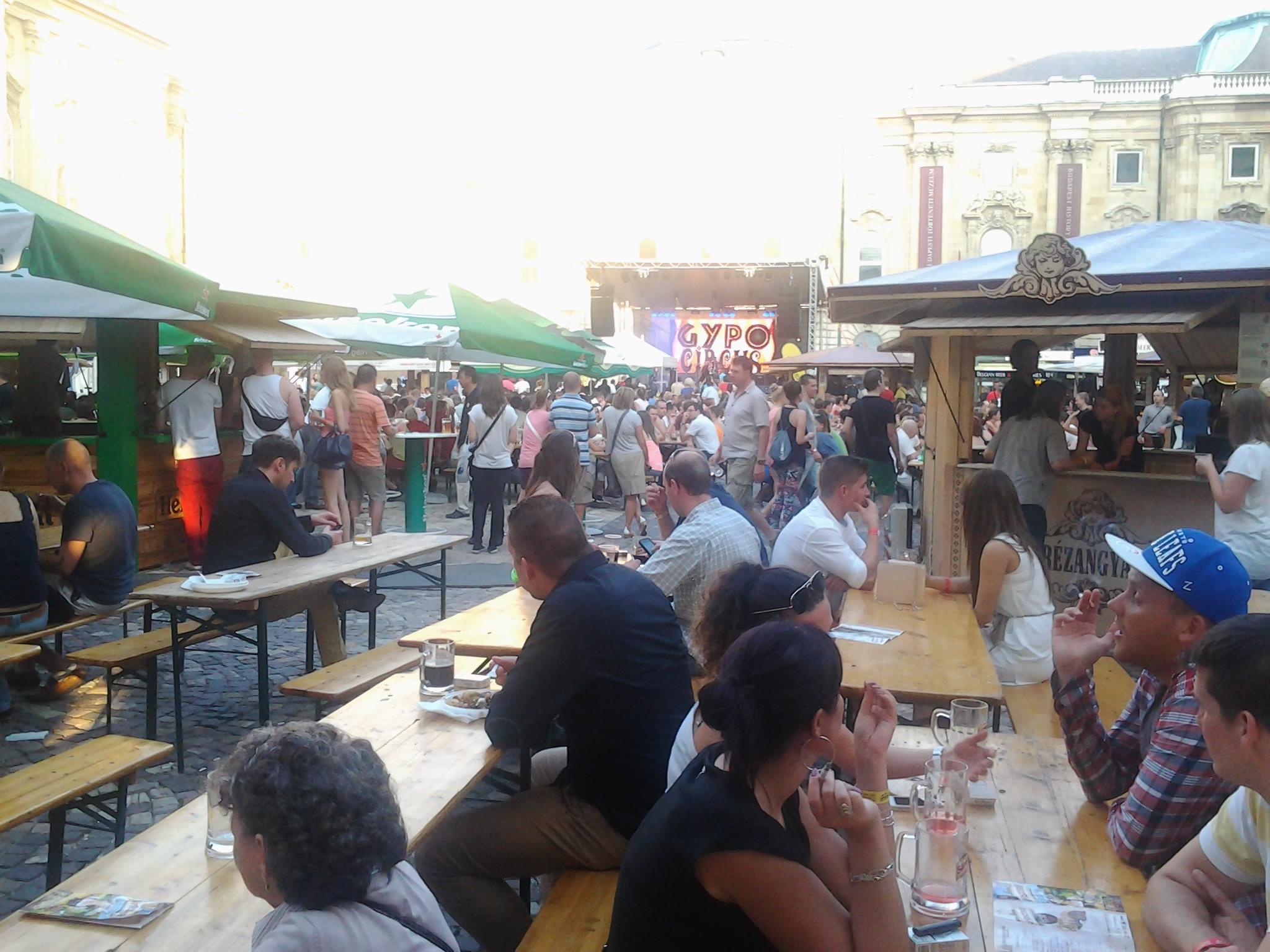 Illustration for article titled Budavári Sörfesztivál: ahol Charlie a Fekete Seregről playbackelt