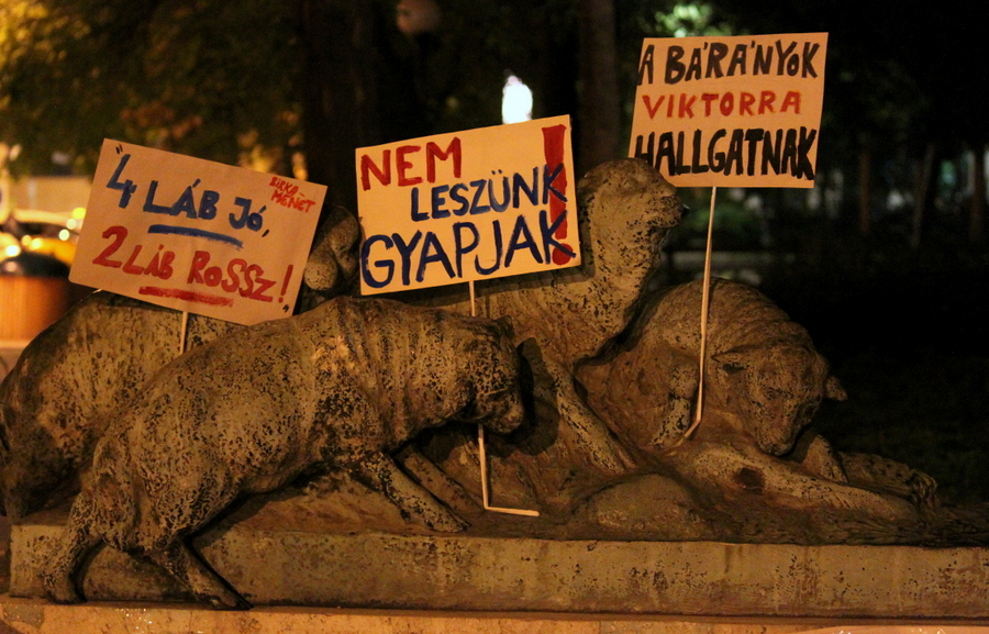 Illustration for article titled Tegnap este valakik Orbánosították az Erzsébet téri szobrot - fotók!