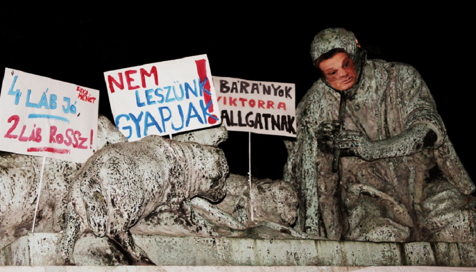 Tegnap este valakik Orbánosították az Erzsébet téri szobrot - fotók!