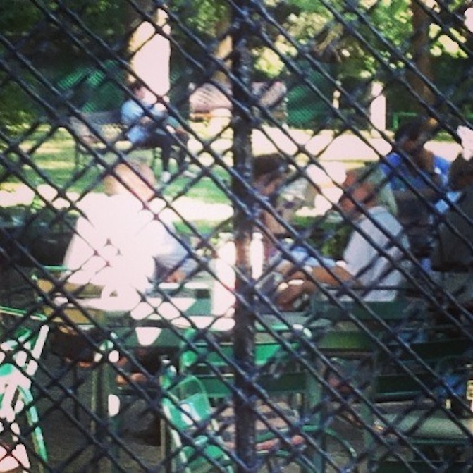 A legbénább lesifotós kapta le a Lengyel Lászlóval sütiző Pokorni Zoltánt