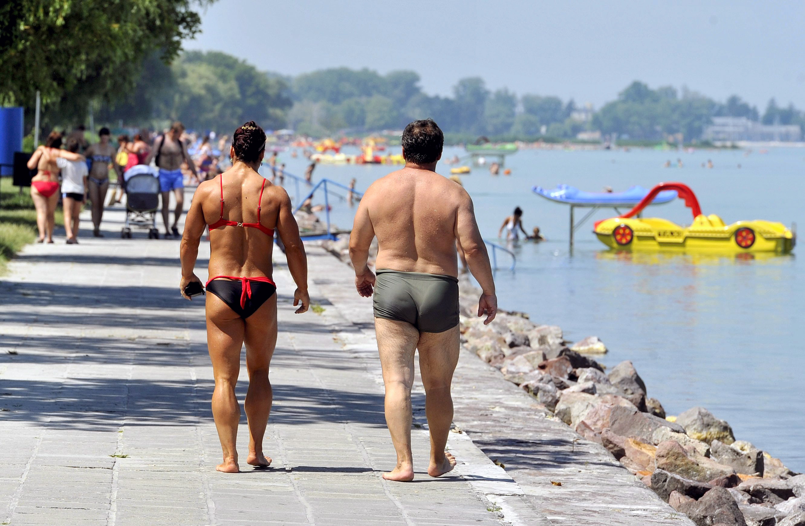 A nyár legjobb képe a bikinis nőről és a pocakos férfiról
