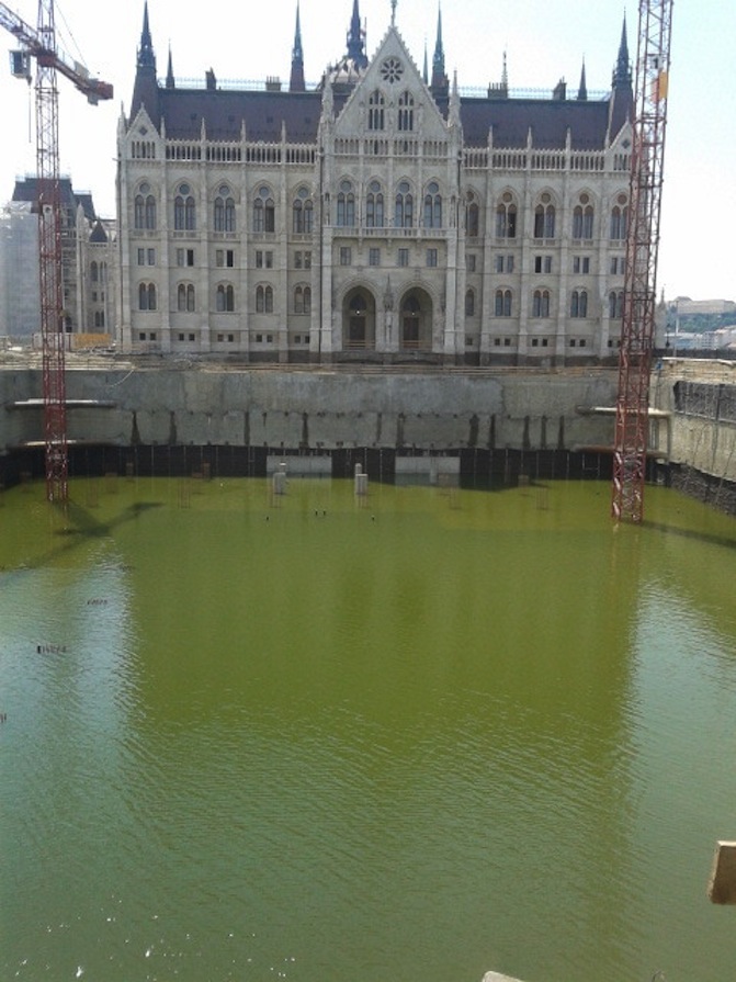 Már csak órái vannak hátra a Kossuth téri Kormány-tónak