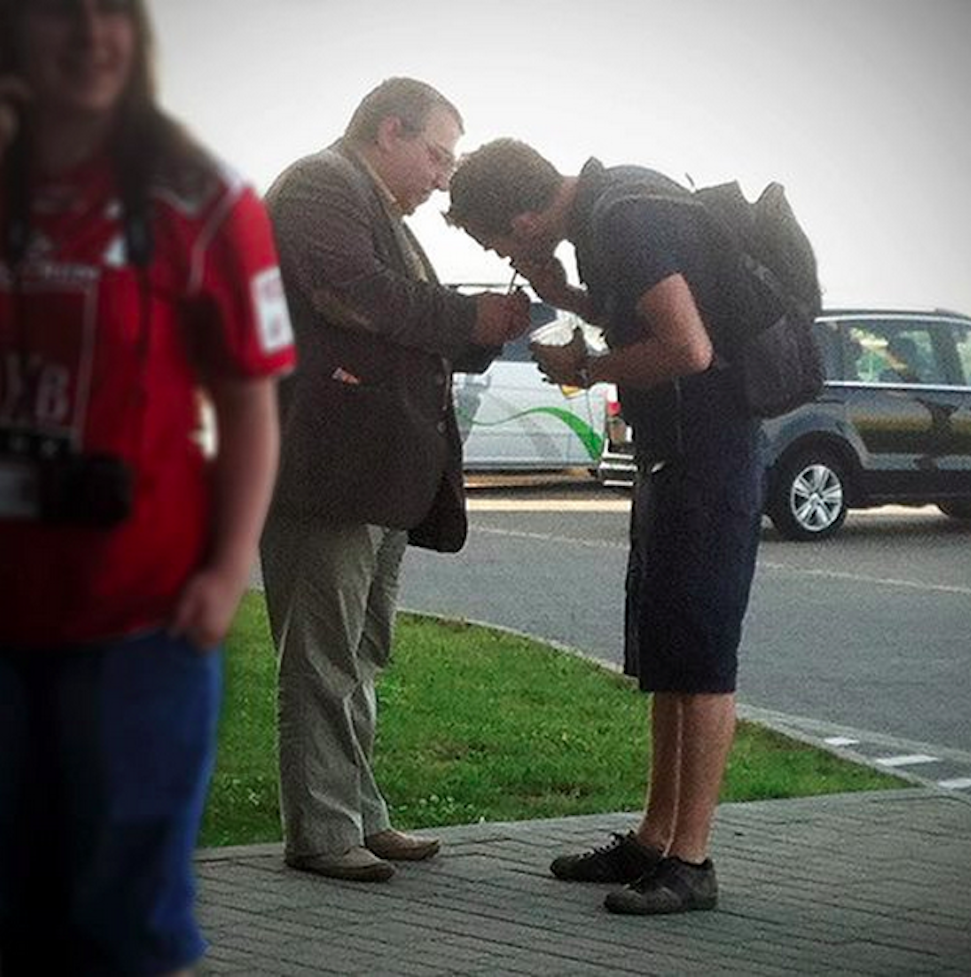 Simicska Lajos simán ad cigit, tűzadáskor kedves és jó a hangja