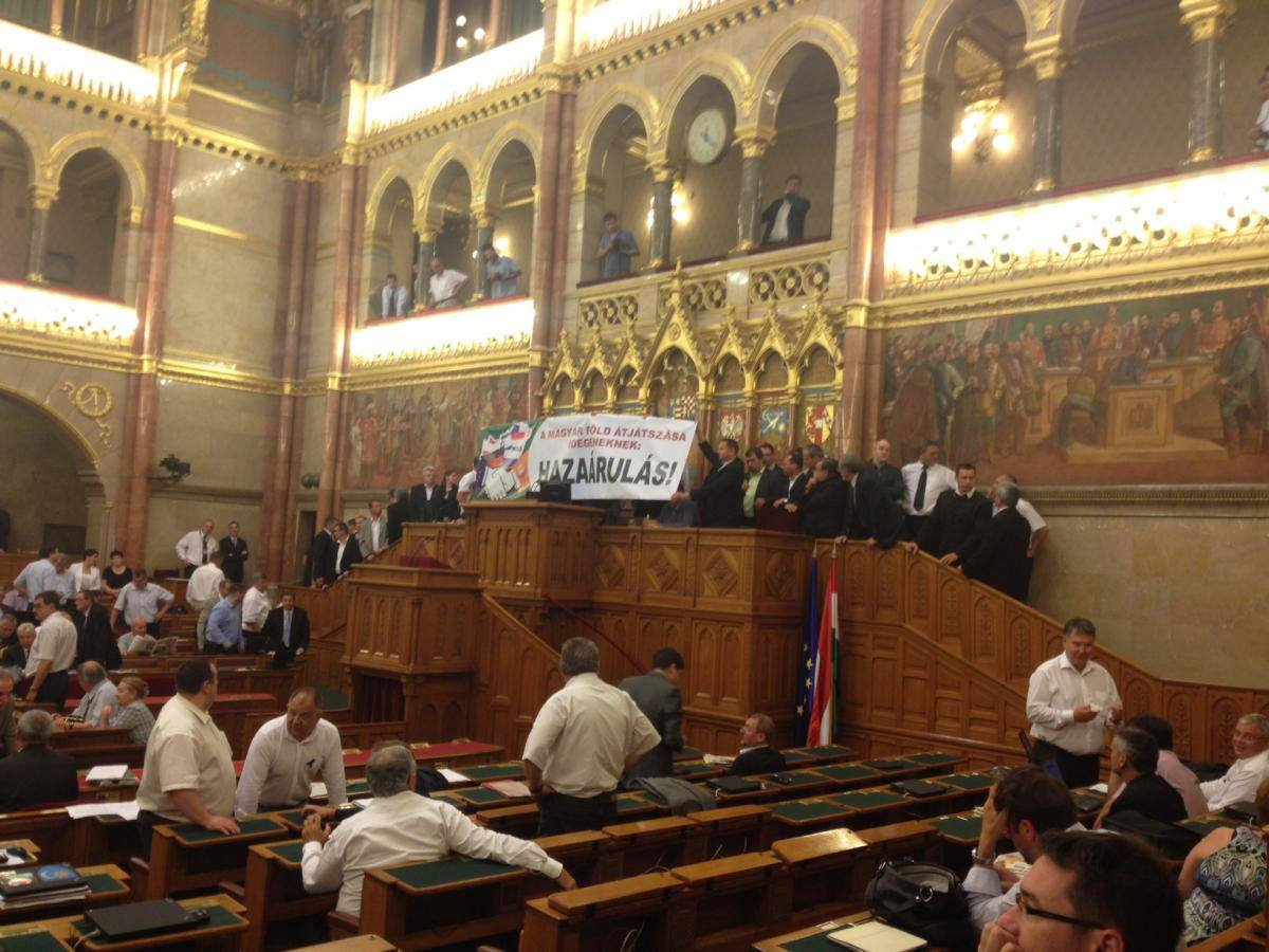 A Jobbik tüntetett a Parlamentben, mégis megszavazták a földtörvényt