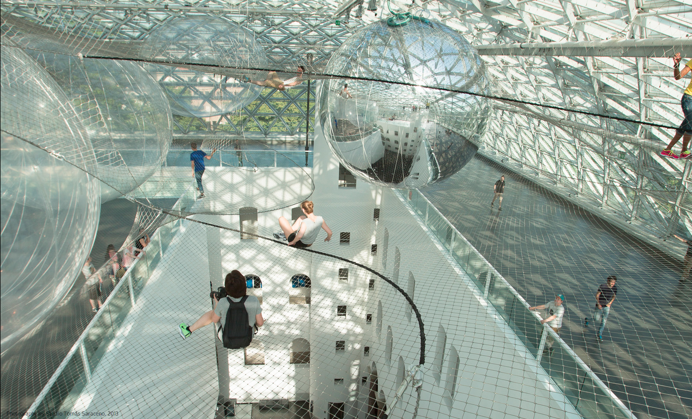 Te lazáznál több emelet magasban egy dróthálón?