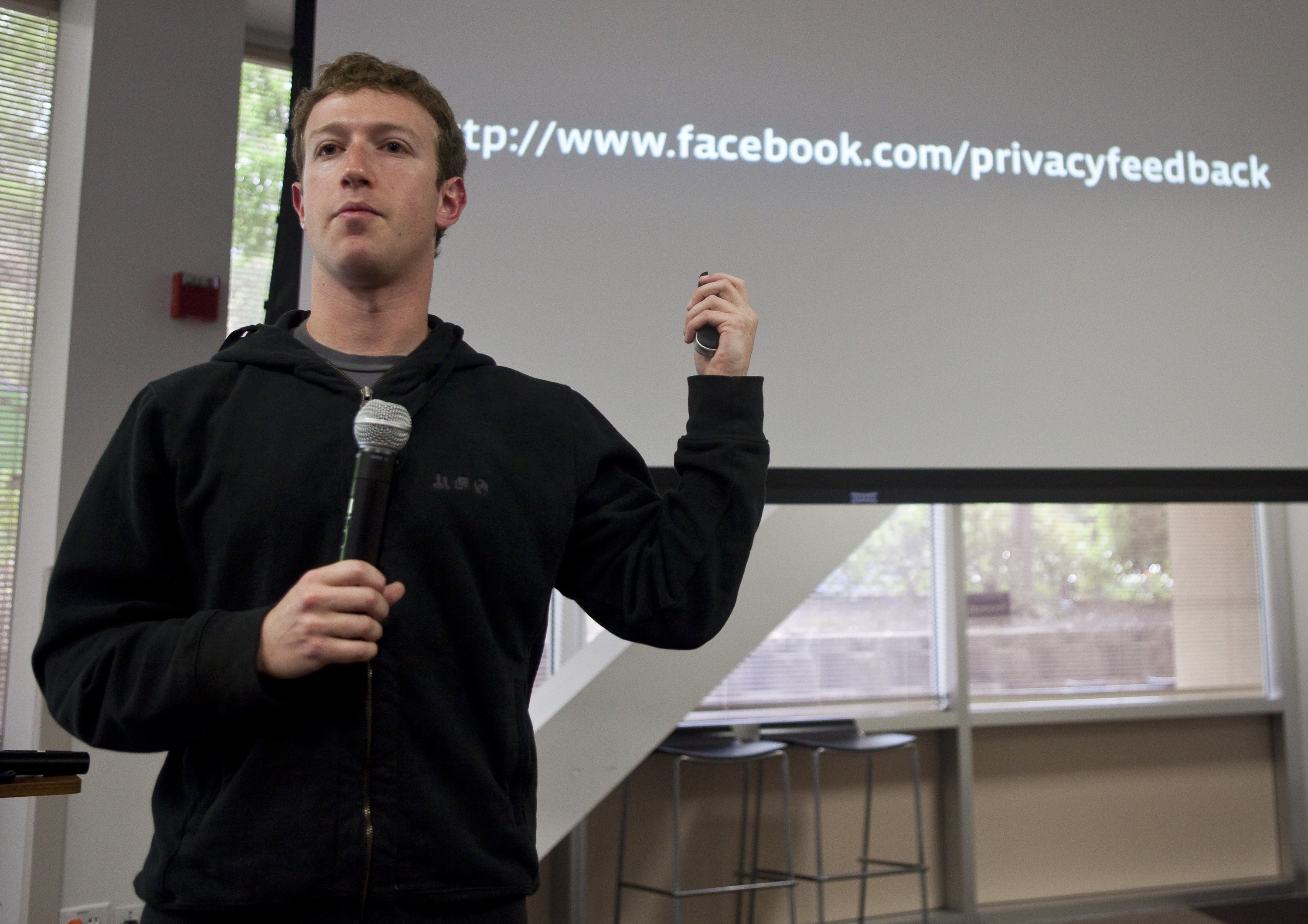 Hatmillió felhasználó személyes adata került veszélybe a Facebookon