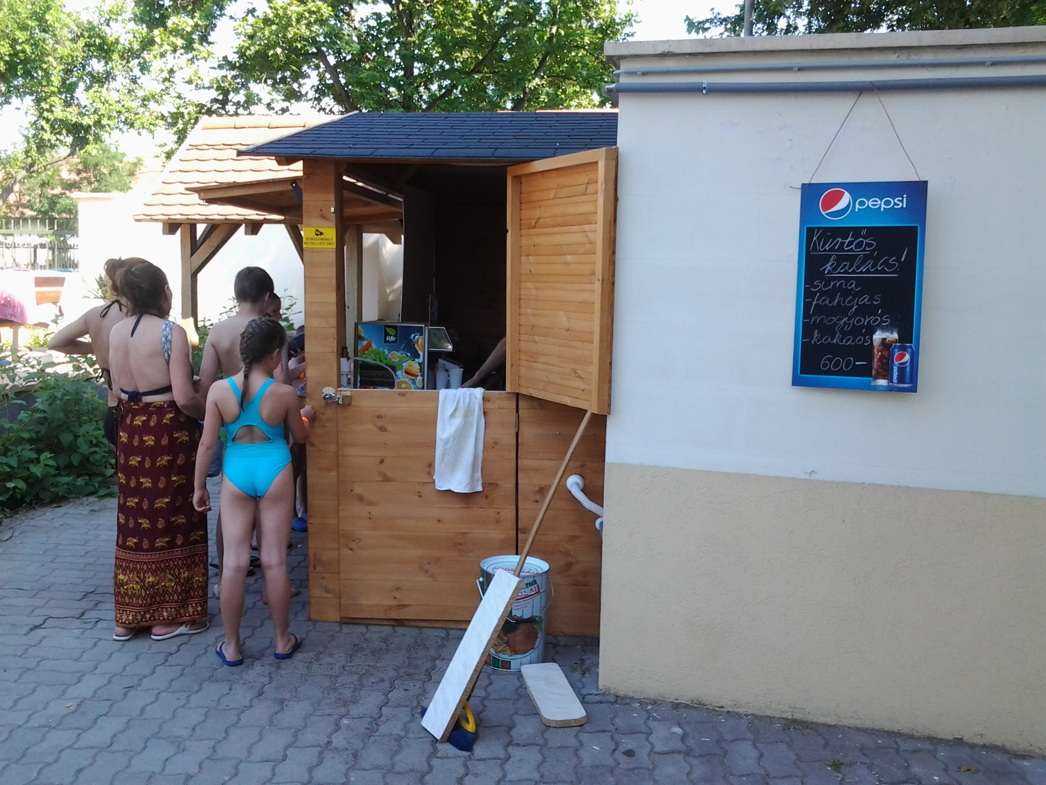 Illustration for article titled Hova menjünk strandolni gyerekekkel? Mátyásföldre!