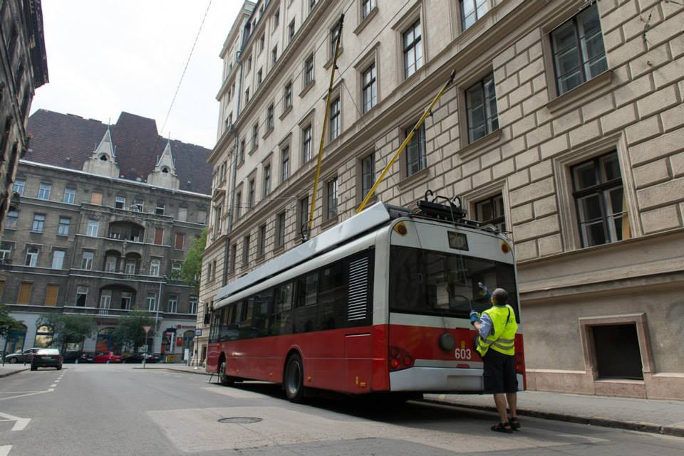 Láttál már tolató trolit? Most nap mint nap így kell manőverezniük