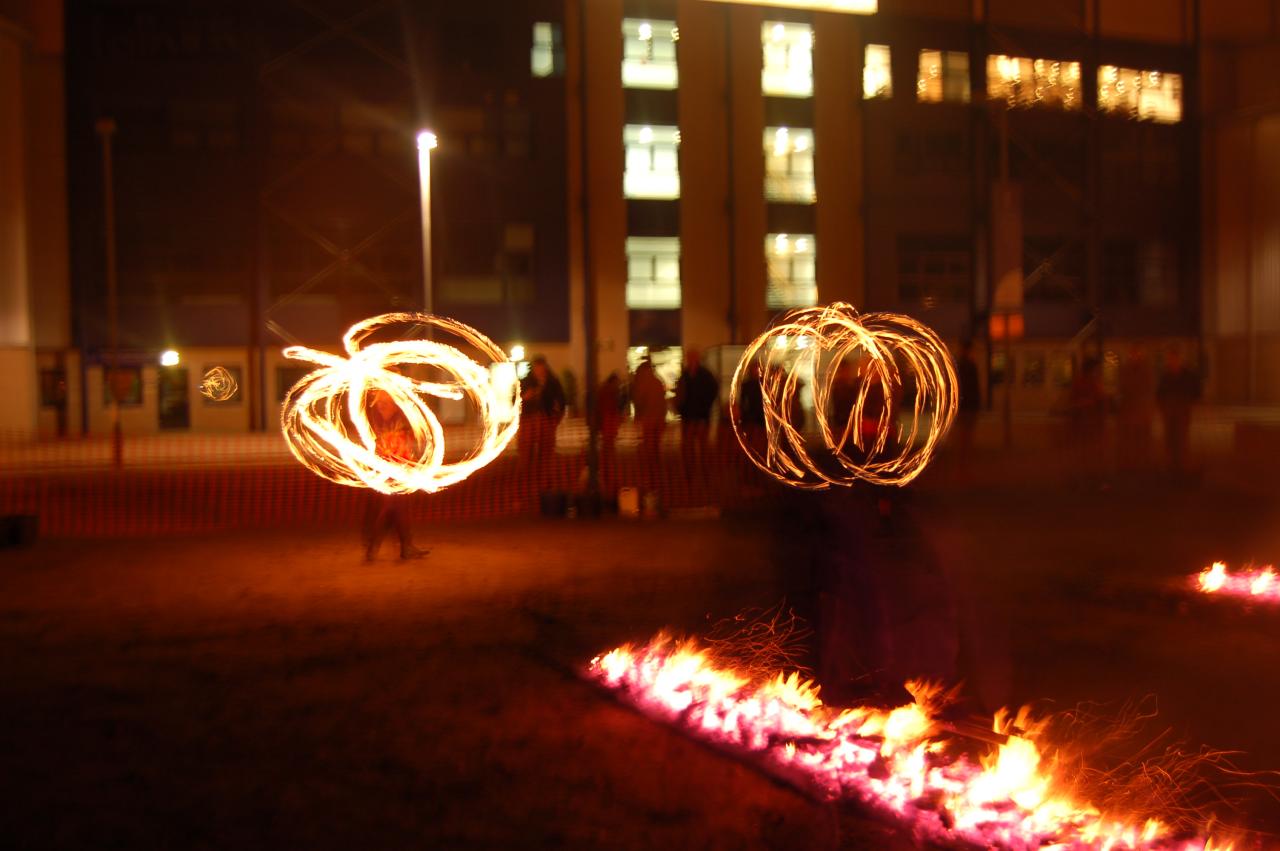 Hatan égtek meg a tűzjáró rendezvényen. A szervező szerint ez normális