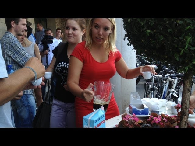 Olcsó külföldi tejet isznak az utcára kizárt jobbikosok!