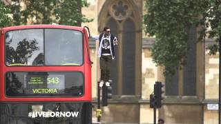 A fickó, aki szó szerint felszáll a buszra. Aztán lebeg mellette