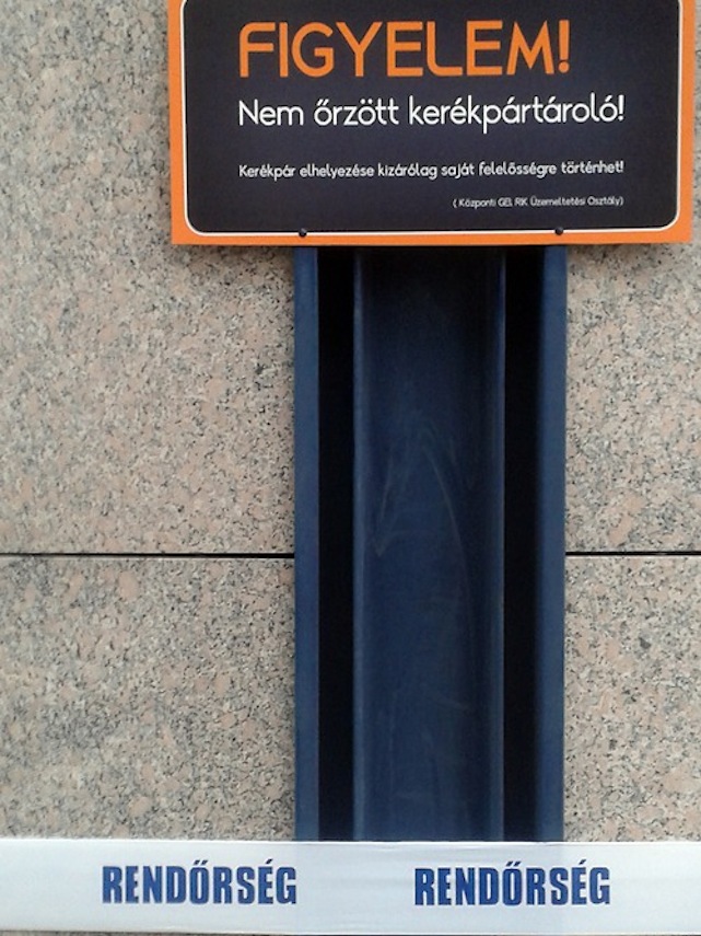 Váratlanul őszinte tábla a Zsarupalotánál