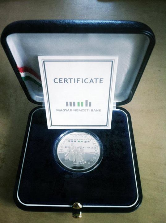 Illustration for article titled Matolcsy emlékérmet adott ByeAlexnek