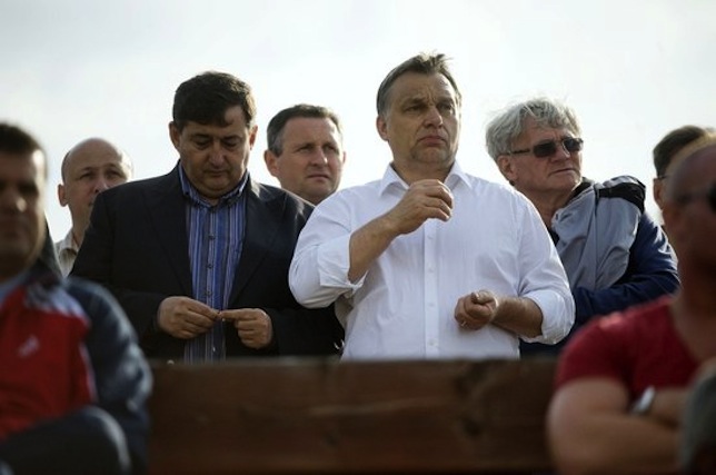 Halló igazi fideszesek, aki szereti Viktort, nem hord órát!