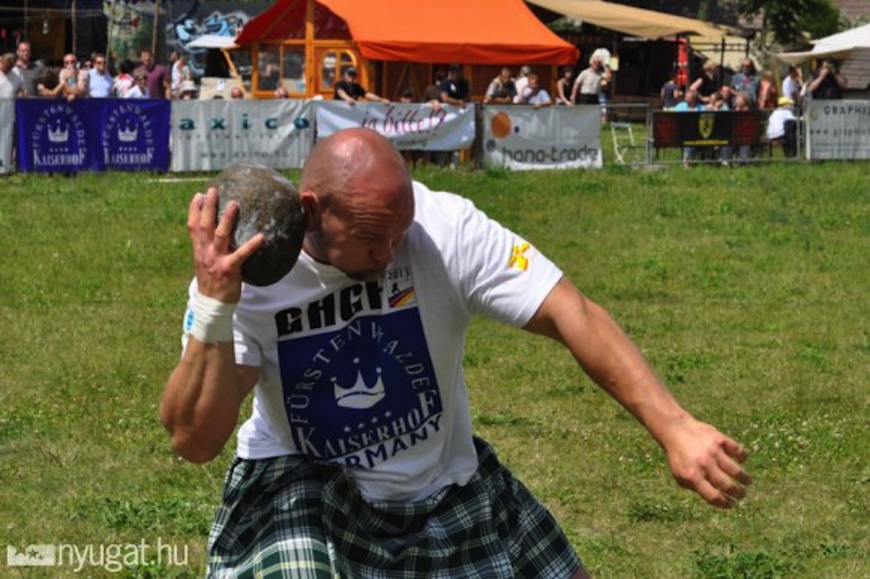 Szoknyában lép fel a kétszer is doppingügybe keveredő Fazekas Róbert diszkoszvető