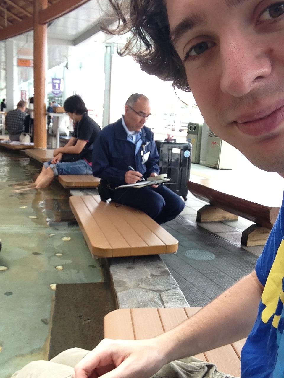 Illustration for article titled Japánban még a reptéri váró is egy nagy lábkád