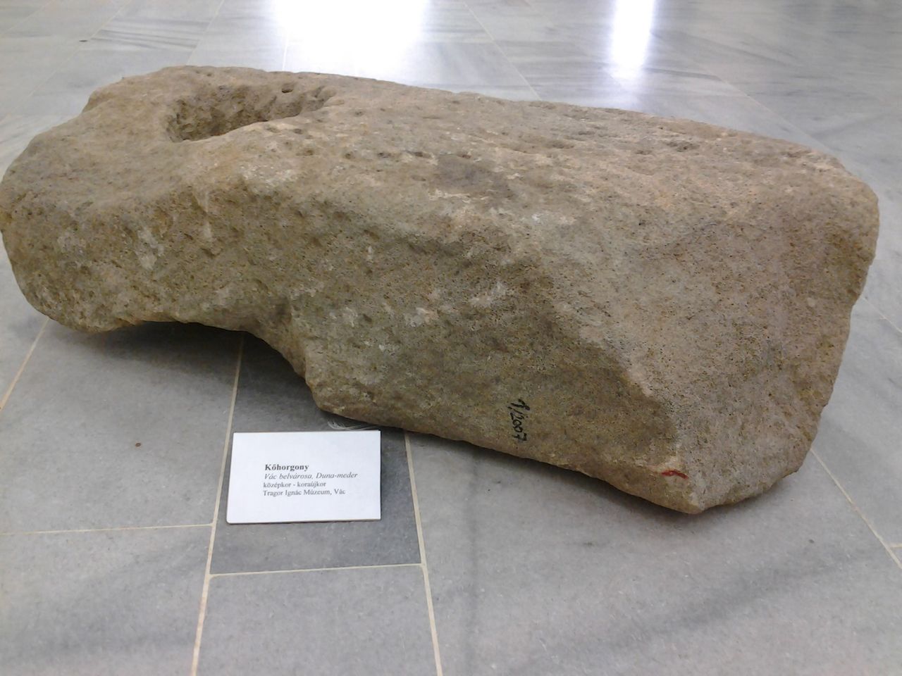 Illustration for article titled Emberfejeket gurítanak kosárból a Dunába