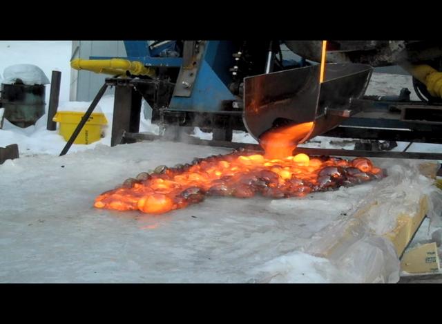 Láttad már milyen, amikor lávát öntenek jégre? Tuti nem, szóval idesüss