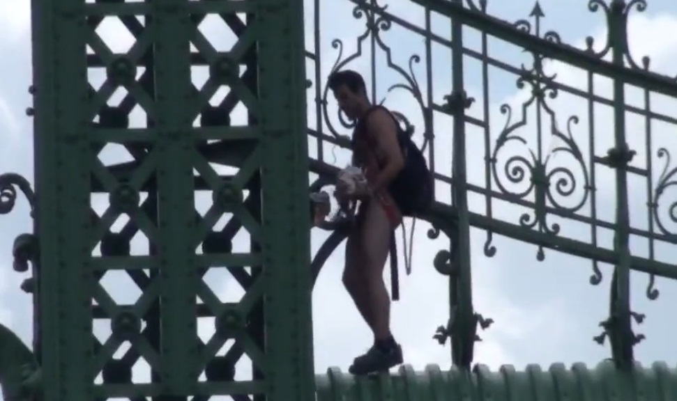 Mit akart ez a pucér férfi a Szabadság hídon?