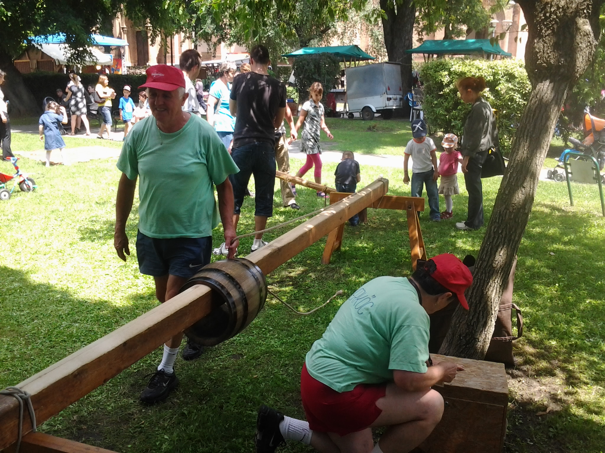 Hogy kössünk le gyerekeket májkrémes dobozokkal és autóalkatrészekkel?