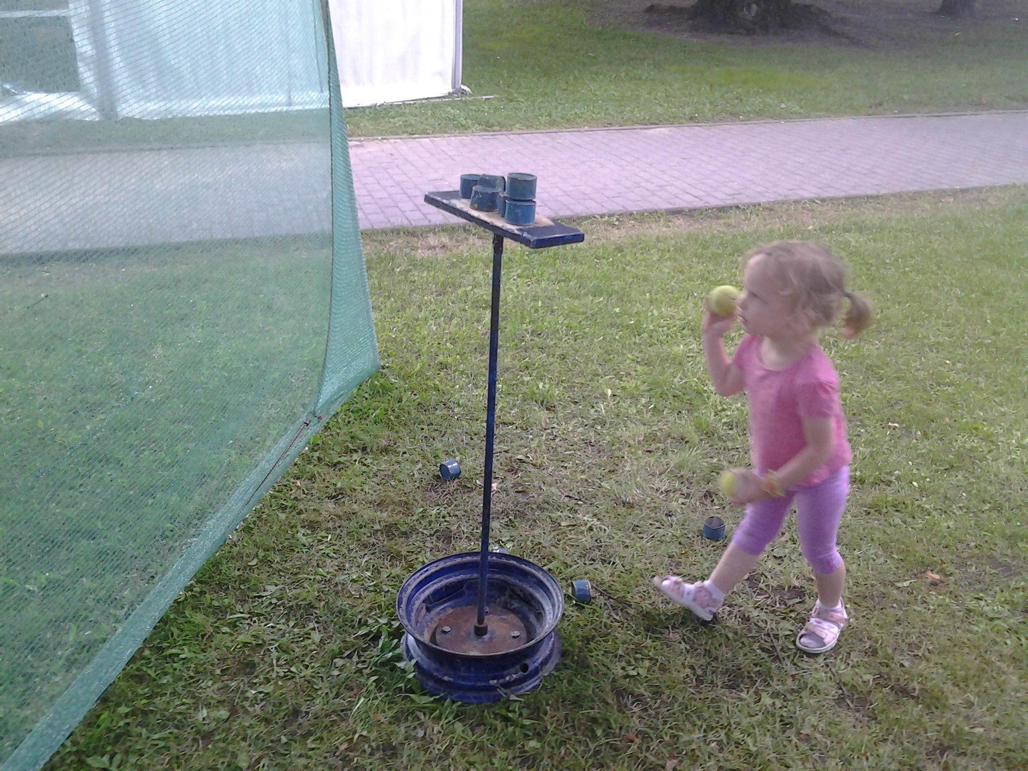 Illustration for article titled Hogy kössünk le gyerekeket májkrémes dobozokkal és autóalkatrészekkel?