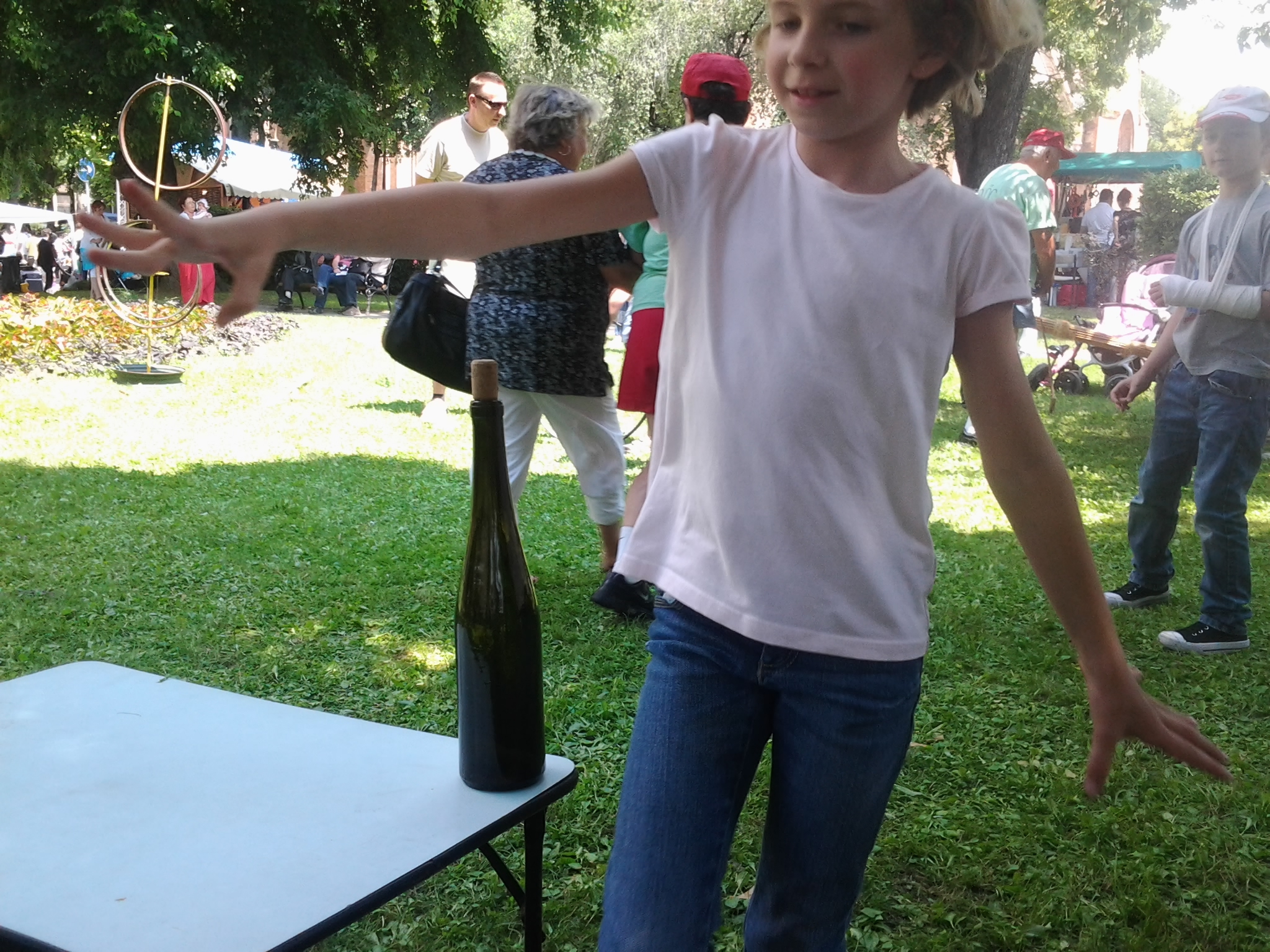 Illustration for article titled Hogy kössünk le gyerekeket májkrémes dobozokkal és autóalkatrészekkel?