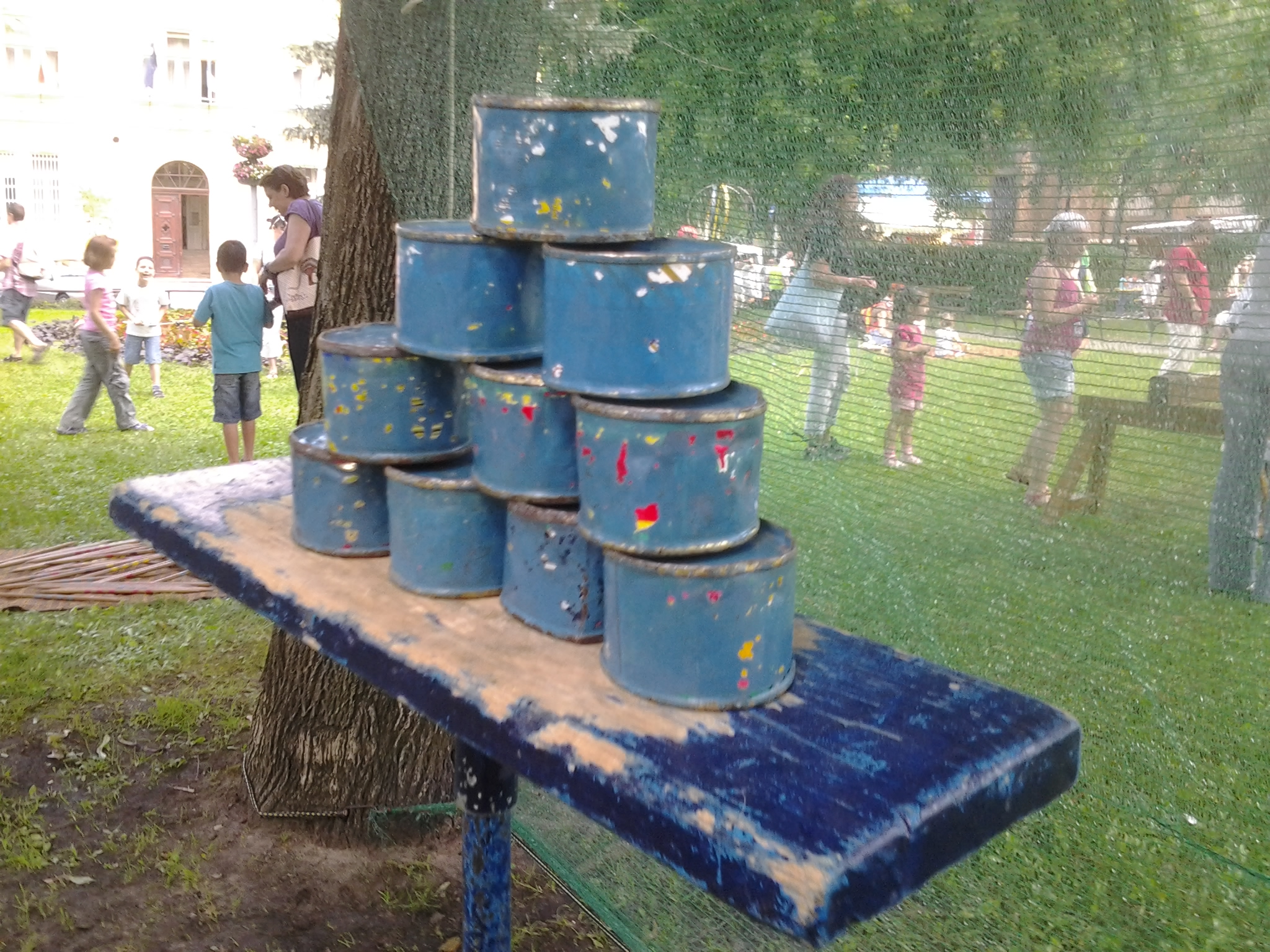 Illustration for article titled Hogy kössünk le gyerekeket májkrémes dobozokkal és autóalkatrészekkel?