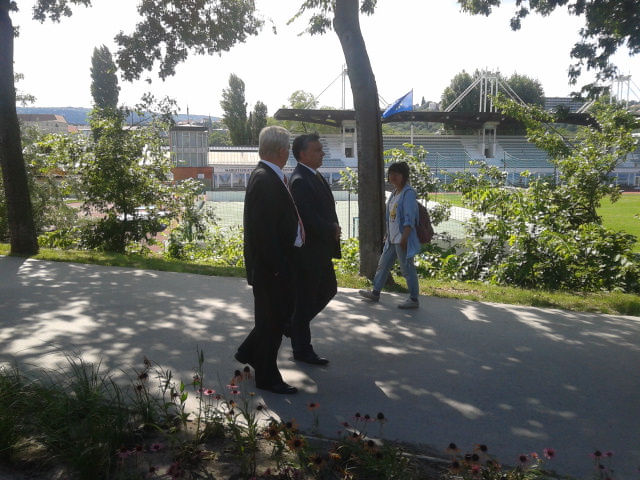 Illustration for article titled Orbán kimondta: “marhalepény” és máris megnyílt a szökőkút