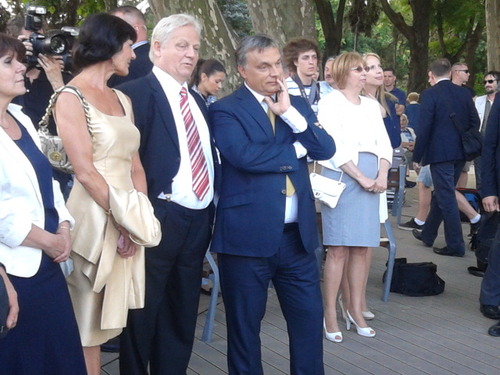 Illustration for article titled Orbán kimondta: “marhalepény” és máris megnyílt a szökőkút