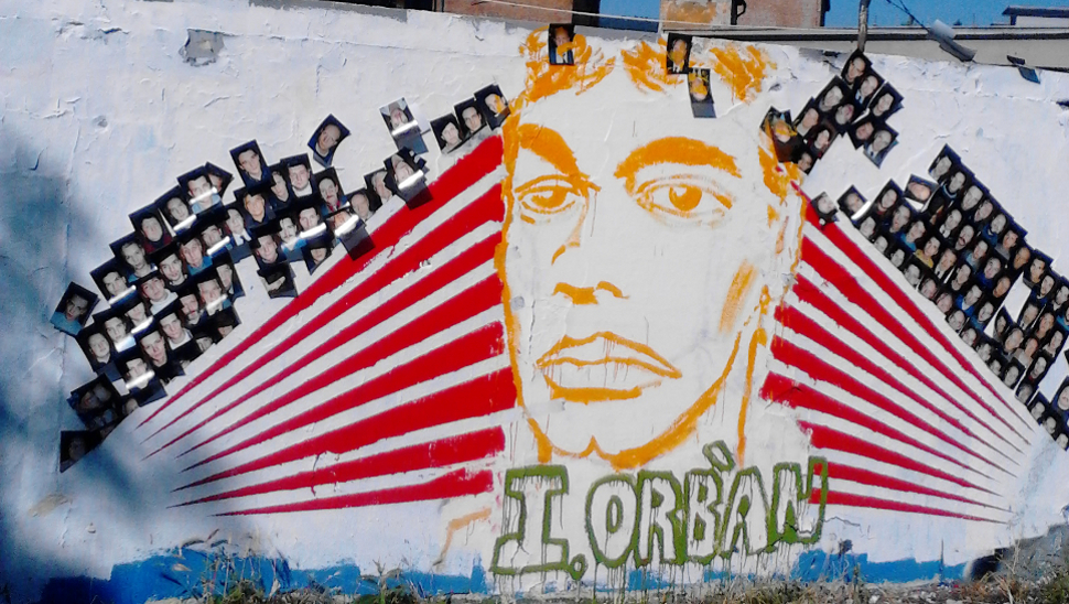 Atyaég! Mi ez az Orbán-installáció a Filatorigátnál?