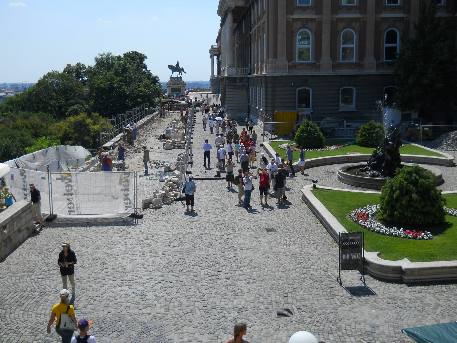 Illustration for article titled Bontják a Vár falát. Ijesztően néz ki, de ne pánikoljatok!