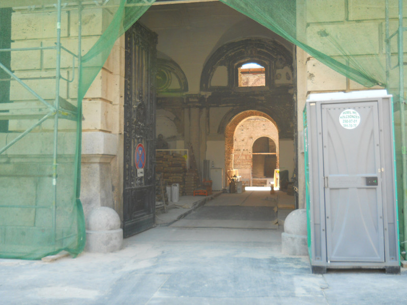 Illustration for article titled Bontják a Vár falát. Ijesztően néz ki, de ne pánikoljatok!