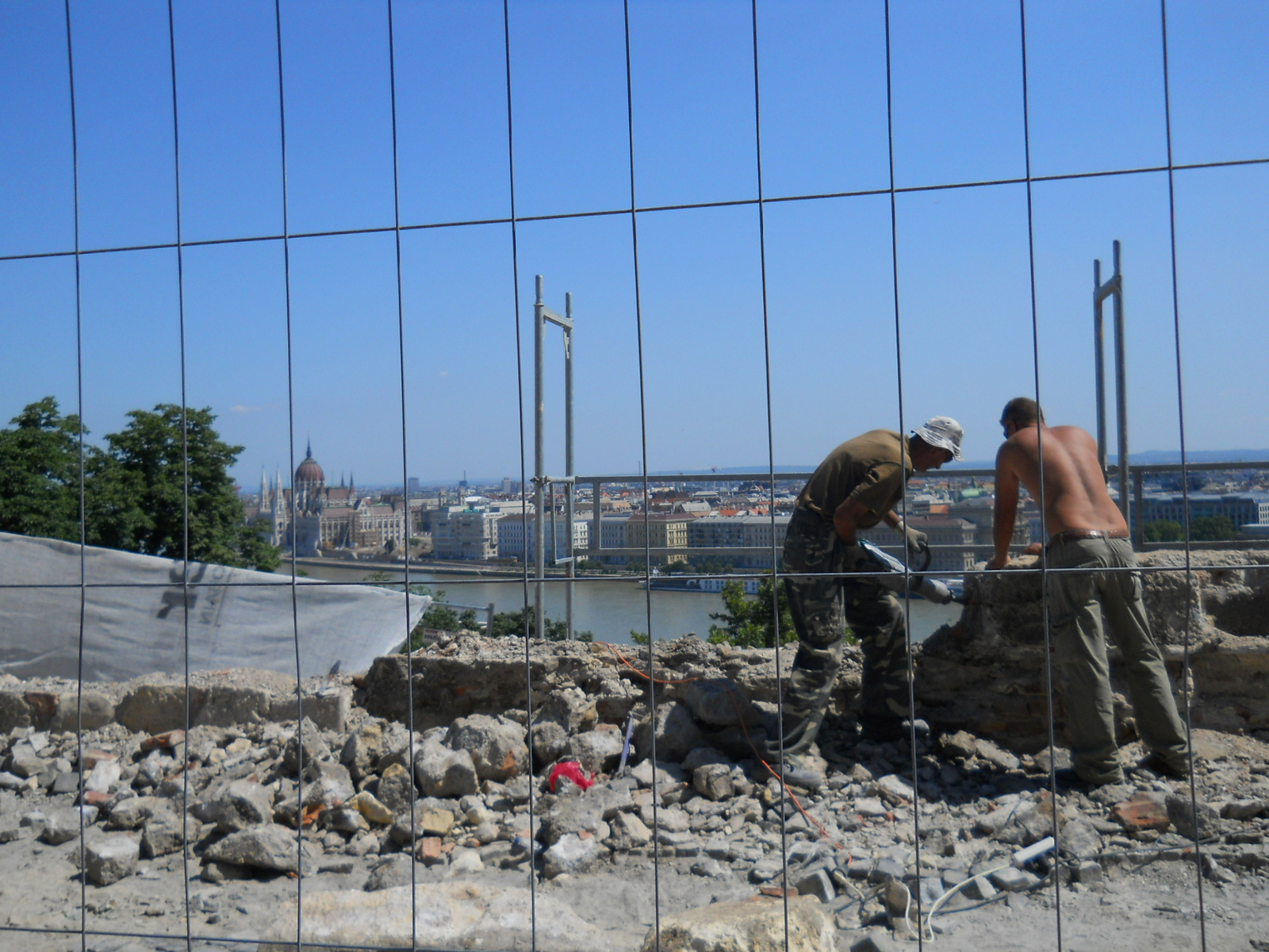 Bontják a Vár falát. Ijesztően néz ki, de ne pánikoljatok!