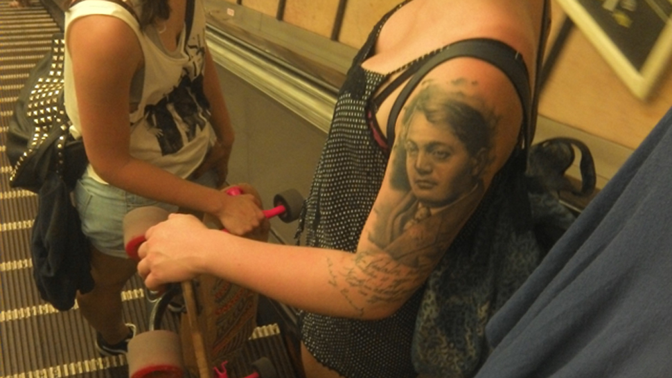 Ki tetováltatja Ady Endre arcát a karjára?