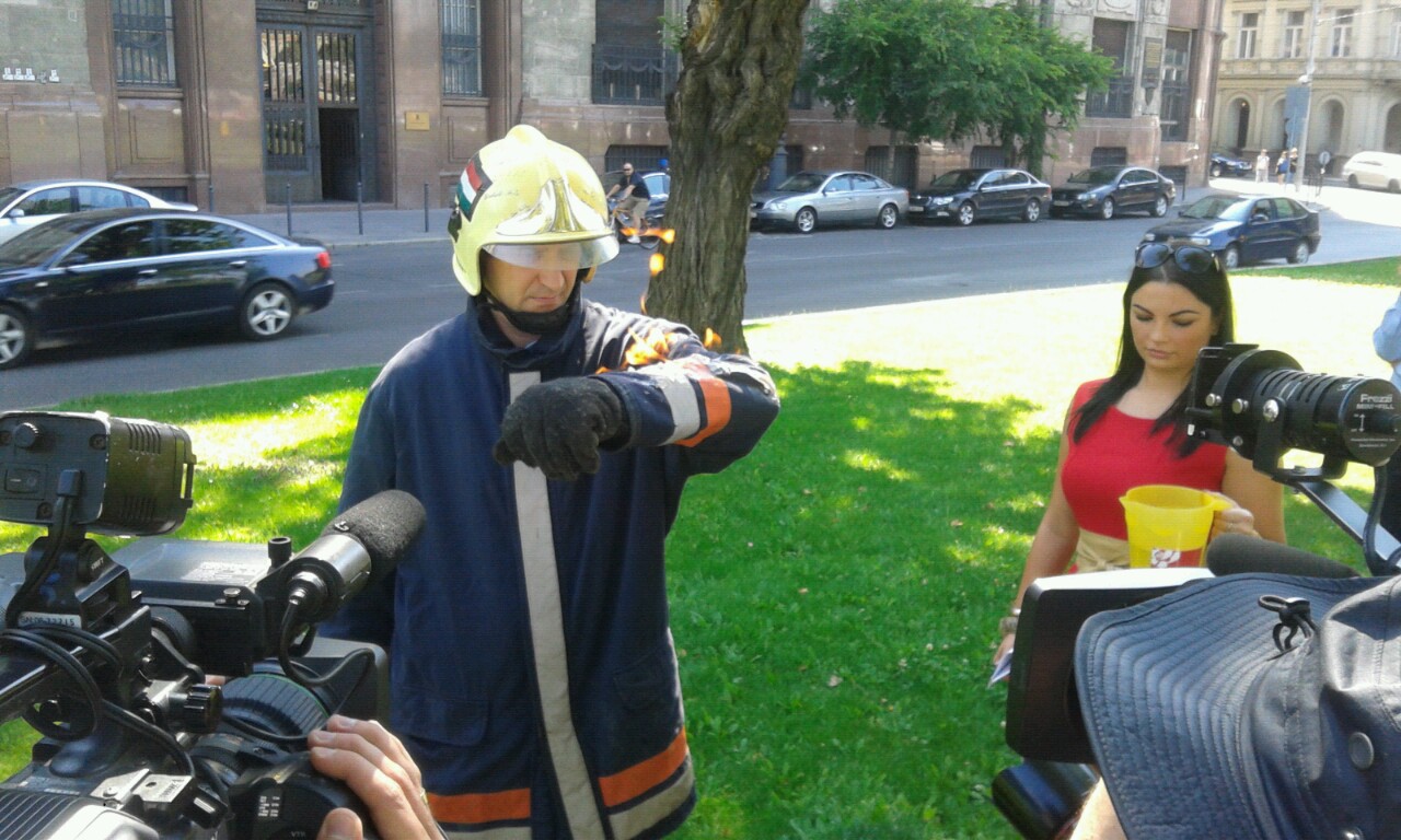 Árok Kornél másodpercekig égett, de egy buksza eloltotta