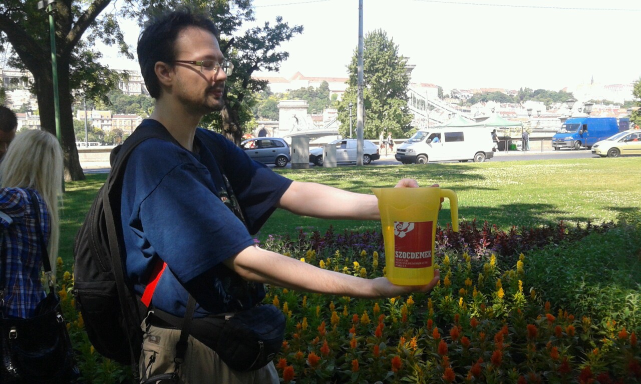 Illustration for article titled Árok Kornél másodpercekig égett, de egy buksza eloltotta