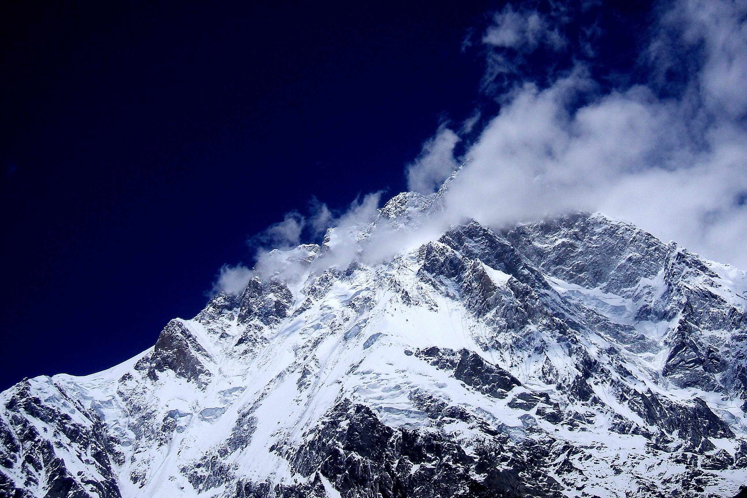 Bivakolásra is készen, csúcsmászás előtt áll a román/magyar csapat