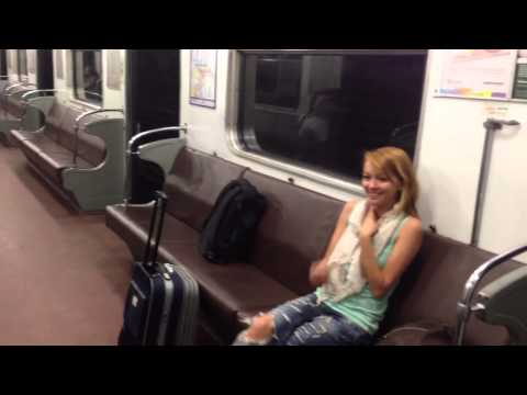 Nyitott ajtóval ment a metró az alagútban. Itt a videó róla