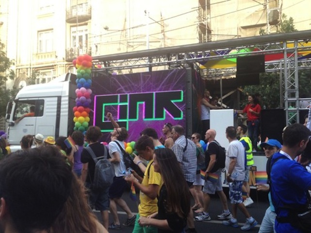 Illustration for article titled József szerint Elton John miatt van az egész! - Pride percről percre