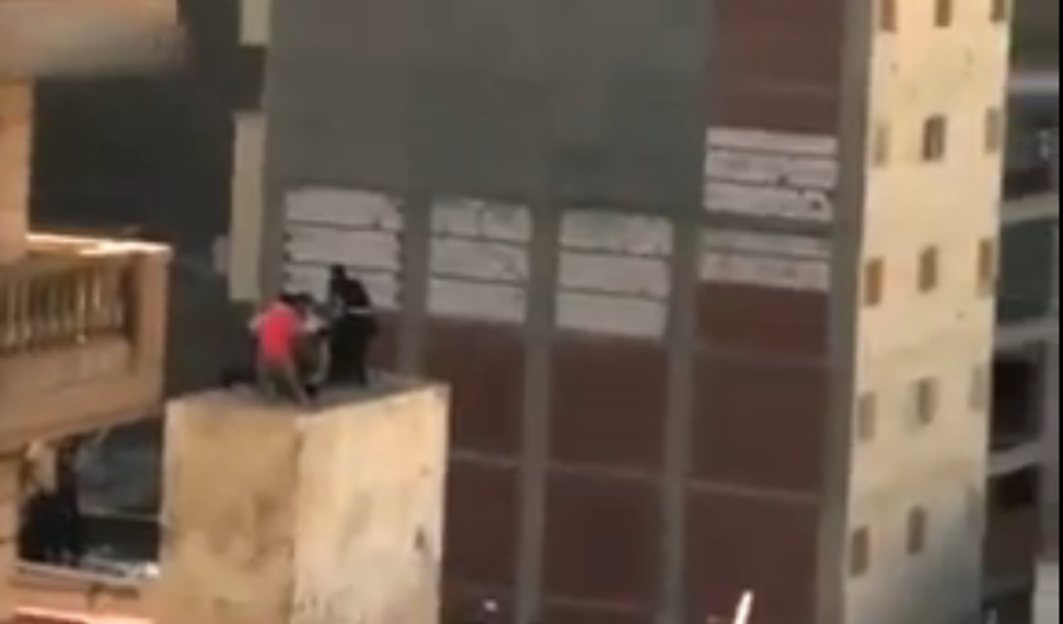 Ledobták a tetőről a fiút az egyiptomi lincselők