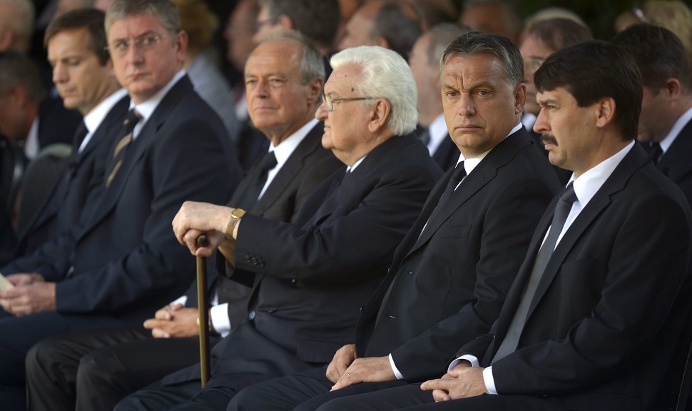 Orbán, Bajnai és Gyurcsány szinte egymás mellett Horn temetésén