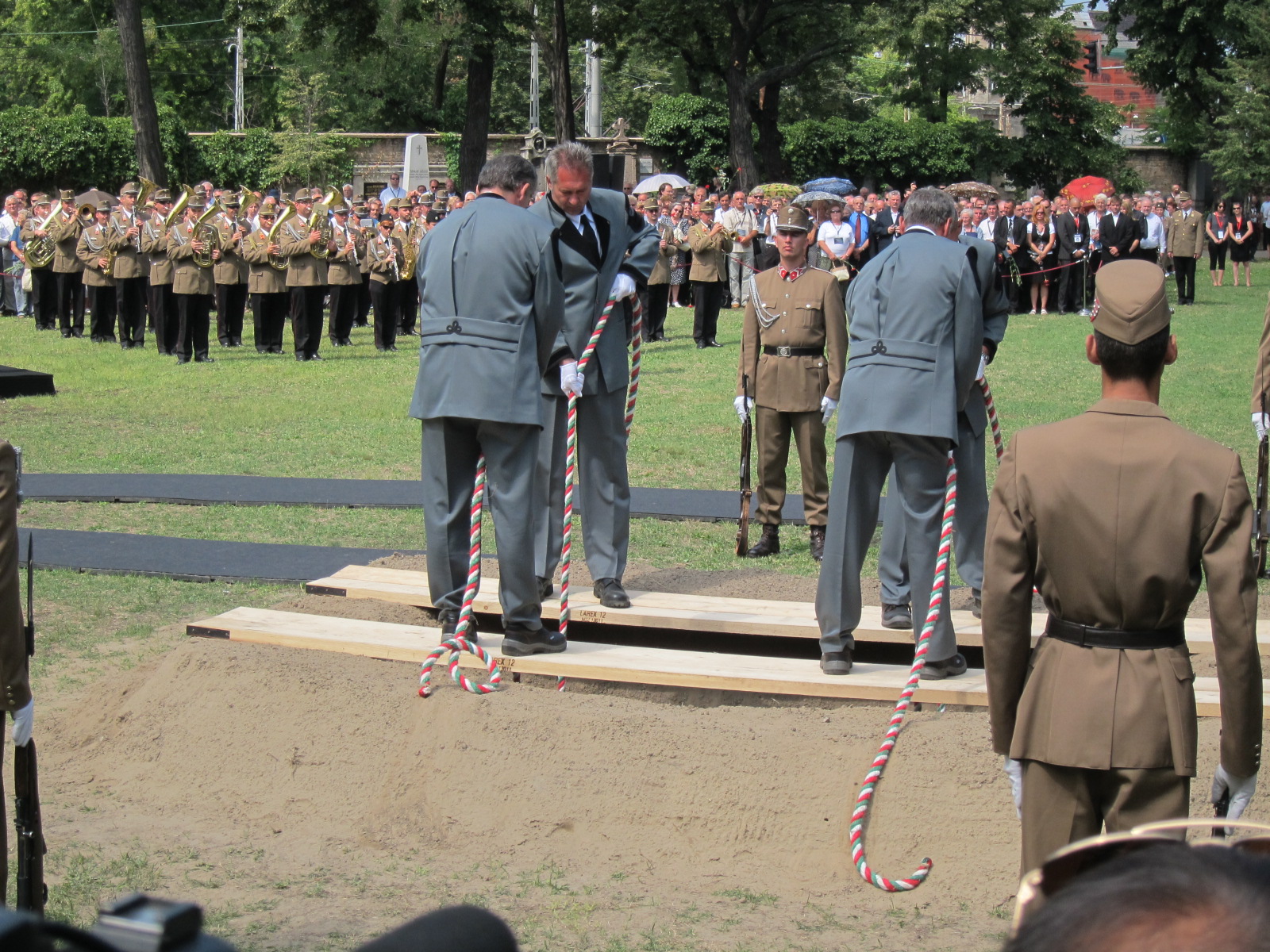 Illustration for article titled Sólyom László nem teszi zsebre, amit Horn Gyula temetésén kapott