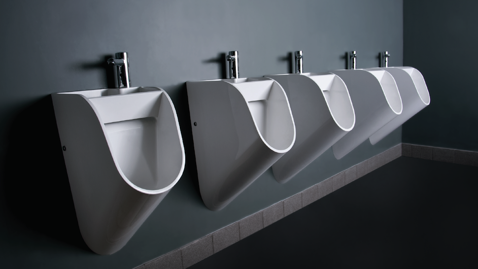 Dizájnpiszoár, amely ráveszi a pasikat a hugyozás utáni kézmosásra