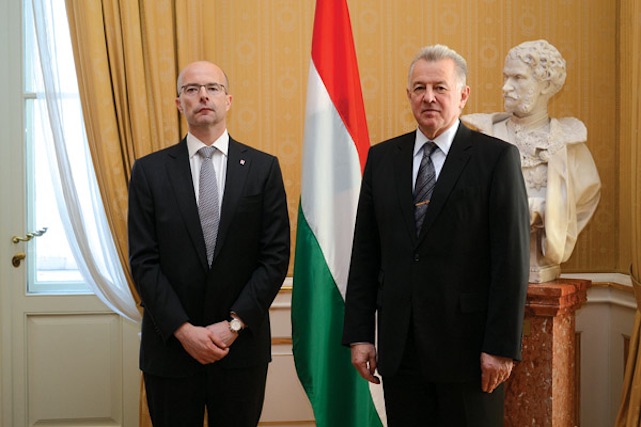 Bréking: a brit nagykövet csak az árnyékba húzódott Horn temetésén!